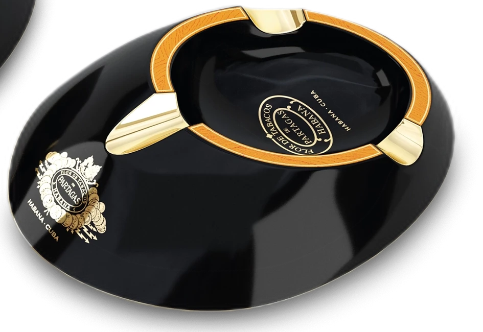 Partagás Jaime porcelain cigar ashtray
Luxury ashtray for 3 cigars by Partagás
Chinese porcelain Partagás ashtray
Premium cigar accessory from the Partagás collection
Elegant Partagás Jaime cigar ashtray