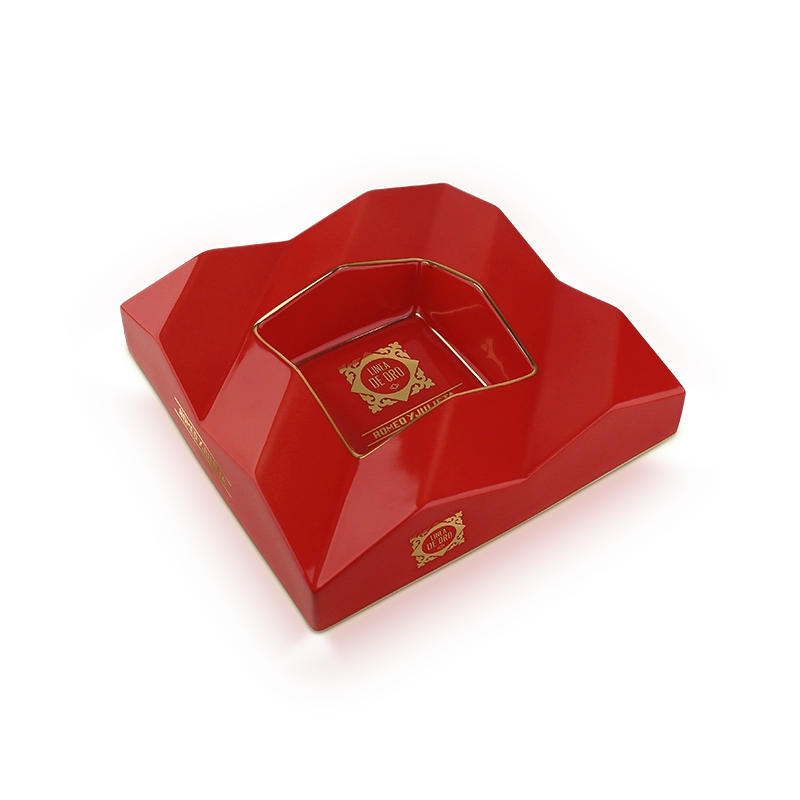 Romeo y Julieta Linea de Oro limited edition ashtray
Hand-painted porcelain cigar ashtray by Vista Alegre
Luxury ashtray with 10 percent ceramic gold detailing
Numbered Romeo y Julieta collector ashtray
Premium Linea de Oro cigar accessory