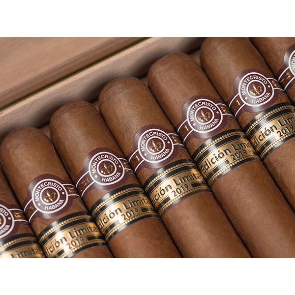 Montecristo Supremos Limited Edition 2019 close up of box inside 